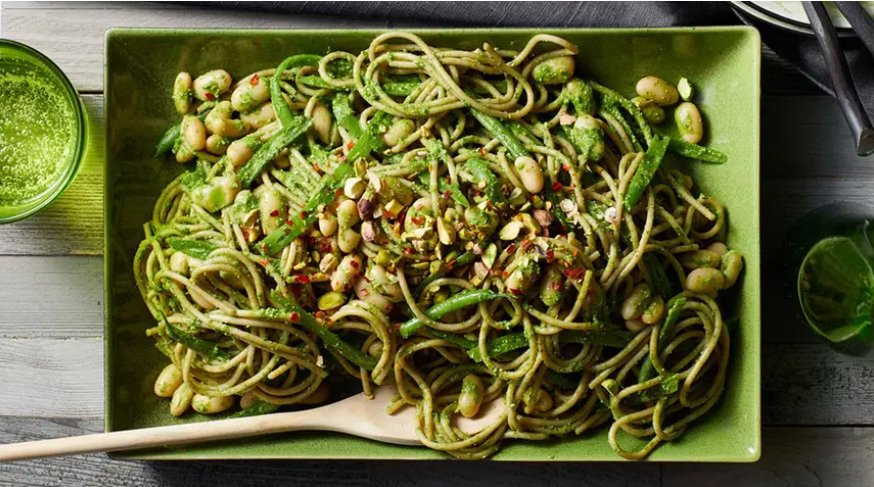 Macarrão com feijão branco e pesto